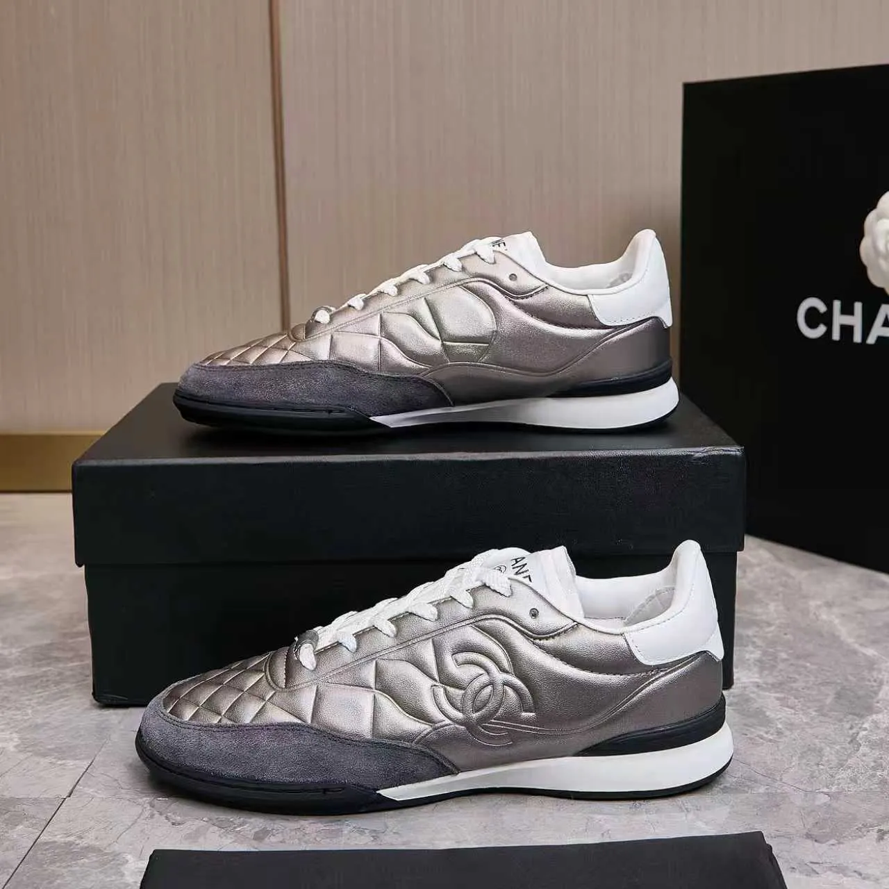 p560 Chanel Chanel - 2025 counter top casual sports shoes This classic design; the upper is electro-embroidered with a variety of craftsmanship; the outsole is fashionable and sporty; the extraordinary inclusion of a variety of color matching elements... The diversified mix and match is very beautiful and versatile, casual, fashionable, sports and outdoor can be taken into account... ꫛꫀꪝ Go➫ Materials: ❶Upper made of: Original imported mixed-breed sheep + craftsmanship ❷Inner uses: Original imported breathable sheepskin ❸ Outsole based on: Original TPU outsole Counter boutique packaging complete set Female 35–41 Male 39-45
